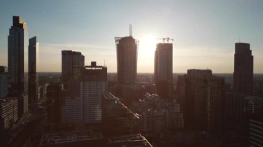 Gökdelen kuleleri, modern yüksek ofis binaları, ufuk çizgisi ve finansal bölge, Varşova, Polonya 'nın çağdaş mimarisi ile büyük başkentin merkezi. Yüksek kaliteli görüntüler