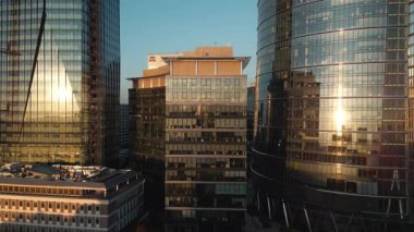 Gökdelen kuleleri, modern yüksek ofis binaları, ufuk çizgisi ve finansal bölge, Varşova, Polonya 'nın çağdaş mimarisi ile büyük başkentin merkezi. Yüksek kaliteli görüntüler