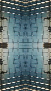 Modern uzun gökdelen cam binasının ve şehir ortamının aynalı fraktal etkisi, simetri 3d metal dış görünüş, yaratıcı soyut arka plan 4k, içe dönük geometrik pov. Yüksek kaliteli görüntüler