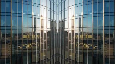 Modern uzun gökdelen binasının ve şehir ortamının ayna fraktal etkisi, simetri camı ve metal dış görünüş, yaratıcı teknoloji soyut arka plan, içe dönük geometrik pov. Yüksek kaliteli görüntüler