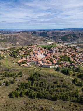 Eski Roma şehri Medinaceli, eski rahat caddeleri, rahat binaları, havadan manzarası, eski ortaçağ Avrupa köyü insansız hava aracı manzarası 4k, İspanya. Yüksek kalite fotoğraf