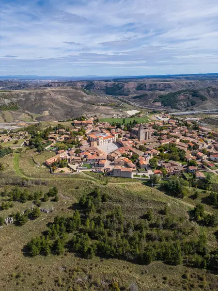 Eski Roma şehri Medinaceli, eski rahat caddeleri, rahat binaları, havadan manzarası, eski ortaçağ Avrupa köyü insansız hava aracı manzarası 4k, İspanya. Yüksek kalite fotoğraf