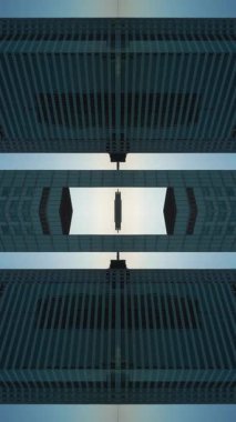 Modern uzun gökdelen binasının ve şehir ortamının ayna fraktal etkisi simetri camı ve metal dış görünüş, teknolojik soyut arka plan, büyüleyici. Yüksek kaliteli görüntüler, 4k dikey video