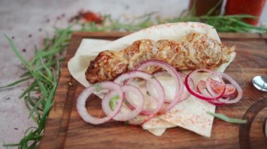 Lula kebap kuzu, sığır eti ya da soğan ve domates soslu domuz eti. Yüksek kaliteli FullHD görüntüler