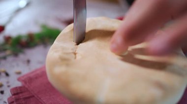 İnsan biftek, domuz ya da kuzu eti ve khinkali çorbası yer. Yanında da kase ile birlikte nefis hamurdan yapılmış ekmek, yakın plan. Yüksek kaliteli FullHD görüntüler