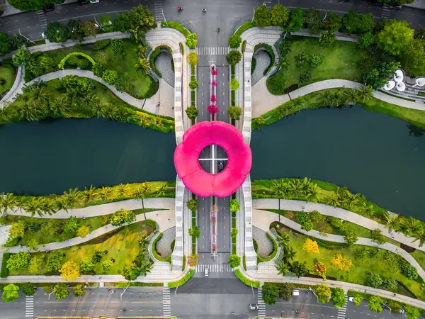 Yeşil şehir tropikal parkı, yaratıcı çiçek heykeli, Sala bölgesi, Ho Chi Minh şehri, hava aracı manzaralı. Yüksek kalite fotoğraf