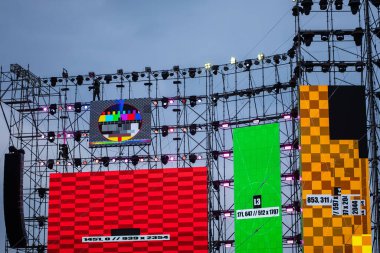 Olay sahnesi kurulumu, panel kurulumu ve konser sahnesi inşaatı için test için ekran kurulumu ve kalibrasyonuna öncülük etti. Yüksek kalite fotoğraf