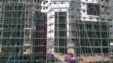 Kentsel Olaylar İçin İskele ve Işıklandırma ile Büyük Sahne Kurulumunun Kapanışı, Şehir Festivali için Aydınlatma ve Yükleme ile Genişletici Sahne Yapısının Detaylı Görünümü. Yüksek kalite 4k görüntü