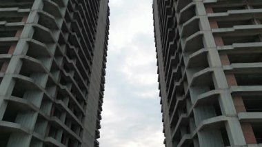 Tamamlanmamış Yüksek Binalar İnşaatın Ham Yapısını Gösteriyor, Tamamlanmamış Gökdelen Devam eden Şehir Geliştirme Sürecini Açıklıyor. Yüksek kaliteli görüntüler