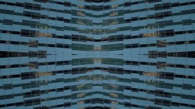 Modern uzun gökdelen binasının ve şehir ortamının ayna fraktal etkisi, simetri camı ve metal dış görünüş, yaratıcı teknoloji soyut arka plan, içe dönük geometrik pov. Yüksek kaliteli görüntüler