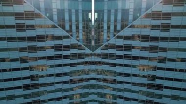 Modern uzun gökdelen binasının ve şehir ortamının ayna fraktal etkisi, simetri camı ve metal dış görünüş, yaratıcı teknoloji soyut arka plan, içe dönük geometrik pov. Yüksek kaliteli görüntüler