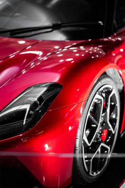 Showroom Spotlight 'ta gözüken Koyu Kırmızı Spor Araba Ön Görünümü, Sergi' de Kırmızı Performans Aracı Kafa kafaya Çarpıştı. Yüksek kalite fotoğraf