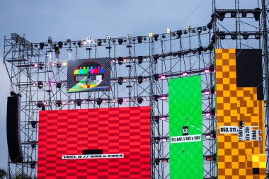 Olay sahnesi kurulumu, panel kurulumu ve konser sahnesi inşaatı için test için ekran kurulumu ve kalibrasyonuna öncülük etti. Yüksek kalite fotoğraf