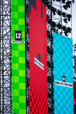 Olay sahnesi kurulumu, panel kurulumu ve konser sahnesi inşaatı için test için ekran kurulumu ve kalibrasyonuna öncülük etti. Yüksek kalite fotoğraf