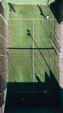 Canlı Padel Tenis Sahalarının Hareketli Hava Görüntüsü, Heyecanlı Oyuncularla Dolu Canlı Spor Tesislerinin İHA Çekimi. Yüksek kaliteli FullHD görüntüler, dikey video
