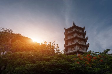 Gün batımında Marble Dağları 'nda geleneksel tapınak kırmızı çiçeklerle kaplı. Tepenin yamacında Mermer Dağlar' da günbatımında yeşilliklerle çevrili. Yüksek kalite fotoğraf