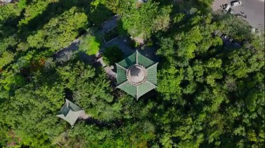Da Nang mermer dağlarındaki pagoda manzarası, dingin güzellik ve kültür mirasının sergilendiği Danang 'daki yemyeşil ormanın ortasındaki tapınak, Vietnam' ın sakin doğası. Yüksek kalite 4k görüntü