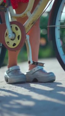 Kız bisiklet pedalına basıyor yaz macerası ve özgürlüğü yaşıyor, bisiklet pedalına basıyor açık hava yolculuğu ve özgürleşmeyi ön plana çıkarıyor, 4k dikey video. Yüksek kaliteli görüntüler