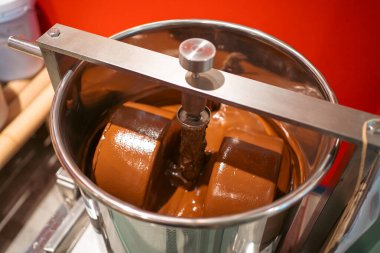 Çikolata karıştırma makinesi yumuşak üretim için kabın içinde, çikolata üretiminde kakao karıştıran paslanmaz çelik kap. Yüksek kalite fotoğraf