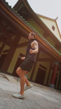 Genç erkek atlet atlama halatı egzersizi, spor yoğunluğu açık havada, adam halatla atlıyor, fitness gücü doğada, 4k dikey video. Yüksek kaliteli görüntüler