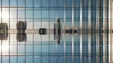 Sunset 'te Aynalı Cam Örnekleri ile Soyut Teknolojik Arkaplan, Simetrik Yansımalar ve Tünel benzeri bir Işıltı içeren Fütürist Tasarım. Yüksek kalite 4k görüntü