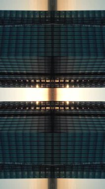 Sunset 'te Aynalı Cam Örnekleri ile Soyut Teknolojik Arkaplan, Simetrik Yansımalar ve Tünel benzeri bir Işıltı içeren Fütürist Tasarım. Yüksek kalite 4k görüntü, dikey video
