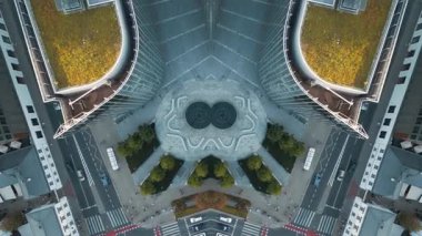 Sunset 'te Aynalı Cam Örnekleri ile Soyut Teknolojik Arkaplan, Simetrik Yansımalar ve Tünel benzeri bir Işıltı içeren Fütürist Tasarım. Yüksek kalite 4k görüntü