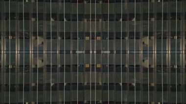 Sunset 'te Aynalı Cam Örnekleri ile Soyut Teknolojik Arkaplan, Simetrik Yansımalar ve Tünel benzeri bir Işıltı içeren Fütürist Tasarım. Yüksek kalite 4k görüntü