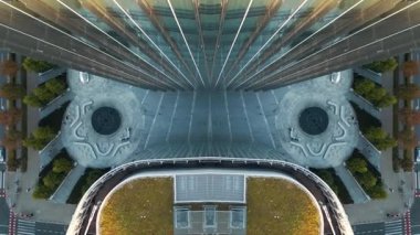 Sunset 'te Aynalı Cam Örnekleri ile Soyut Teknolojik Arkaplan, Simetrik Yansımalar ve Tünel benzeri bir Işıltı içeren Fütürist Tasarım. Yüksek kalite 4k görüntü