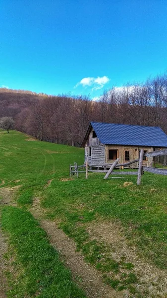 Önünde ev olan dağların güzel manzarası.