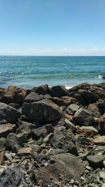 Όμορφη Θέα Στη Θάλασσα Από Την Ακτή Βράχια Πρώτο Πλάνο — Φωτογραφία Αρχείου