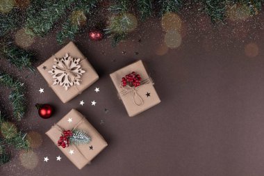 Kapalı hediye kutusu ve süslemeleri olan Noel ağacı. Noel tebrikleri için kart.