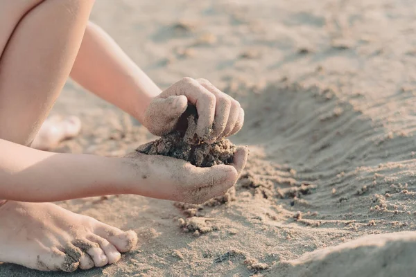 Detailní Záběr Dětských Ručiček Hrajících Pískem Letní Pláži Koncept Dovolené — Stock fotografie