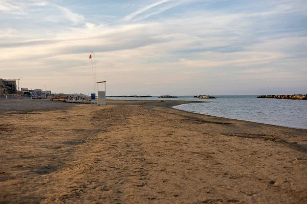 Paesaggio Spiaggia Mare Vuota Con Torre Bagnino Sullo Sfondo Concetto — Foto Stock