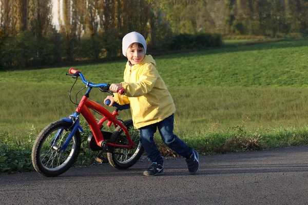 Мальчик Желтой Куртке Велосипеде Фоне Дорожного Парка Концепция Детских Велосипедов — стоковое фото