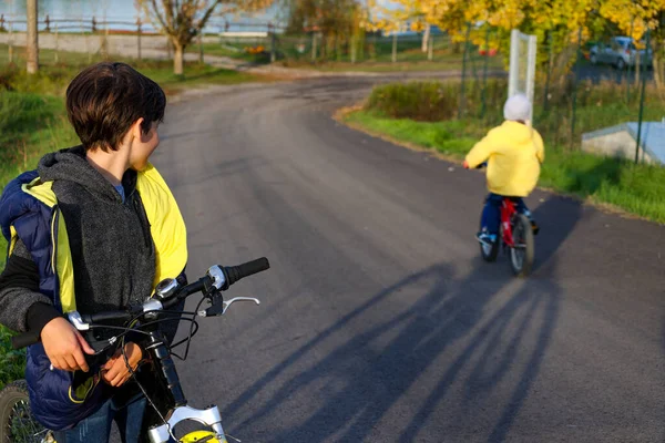 Szczęśliwy Nastolatek Jesiennej Przejażdżce Rowerowej Obserwuje Jak Jego Uroczy Młodszy — Zdjęcie stockowe