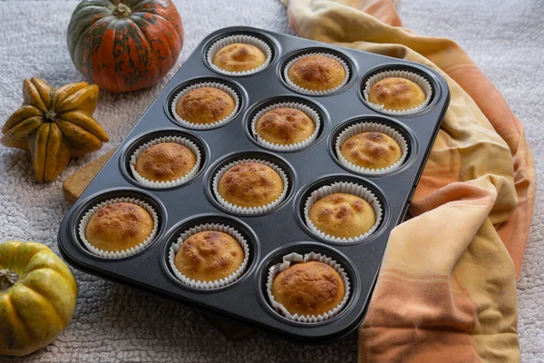 Feche Grupo Muffins Abóbora Caseiros Prancha Madeira Sobremesa Outono Receitas — Fotografia de Stock