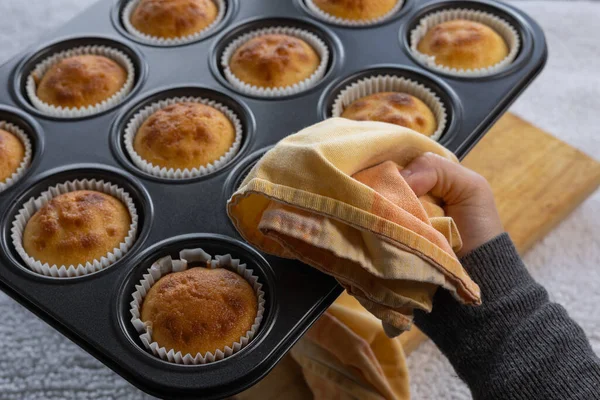 Feche Mão Feminina Segurando Molde Ferro Com Muffins Abóbora Caseiros — Fotografia de Stock
