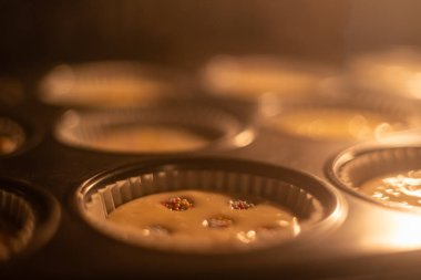 Seçici odaklanma. Fırında balkabağı kekleri için ev yapımı hamuru olan yakın çekim demir kalıbı. Sonbahar tatlısı ve tarifler. Cadılar Bayramı hediyeleri