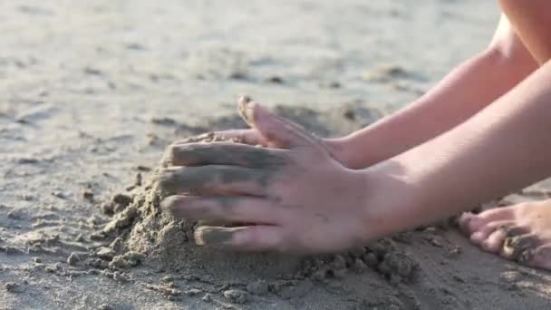 Närbild Ett Barns Händer När Trycker Och Mögel Sand Solig — Stockvideo