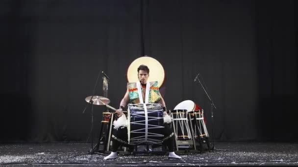 2月25日 イタリア ブレスシア ドラムスティックで大太鼓を巧みに演奏し 黒い舞台裏で日本の太鼓のダイナミックな芸術を披露 — ストック動画