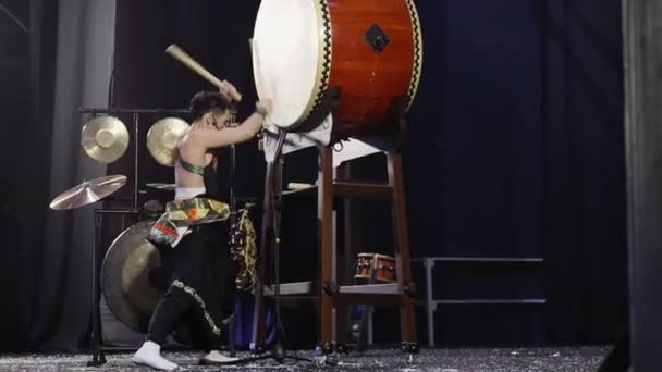 2月25日 イタリア ブレシア 伝統的な服装のミュージシャンがサーヴァーと大太鼓を演奏 — ストック動画