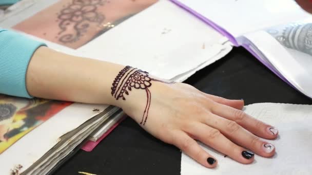 Brescia Italia Febrero 2023 Artista Aplica Cuidadosamente Intrincados Diseños Henna — Vídeos de Stock