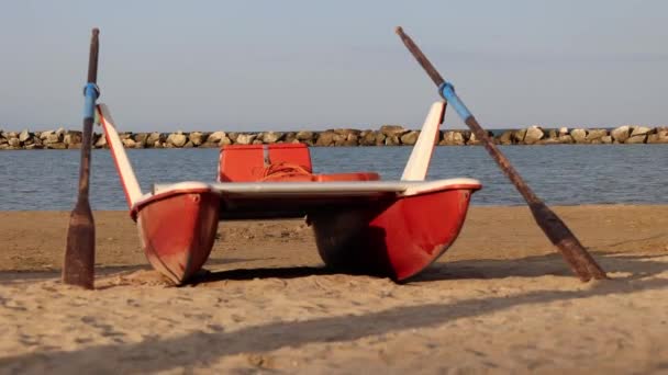 Classico Battello Soccorso Italiano Fiancheggiato Remi Catamarano Salvataggio Sulla Spiaggia — Video Stock