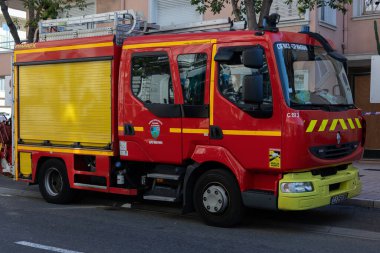 Menton, Fransa-12 Şubat 2023: Kırmızı itfaiye aracı acil durum ekipmanlarıyla birlikte şehir sokağına park edildi.