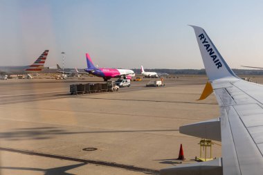 Milano, İtalya - 8 Mart 2025: Ryanair ve Wizzair şirketinin yolcu uçağı Milan Malpensa Havalimanı 'nda pistte