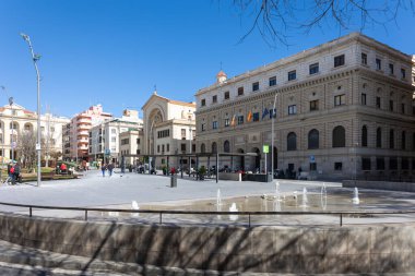 Alicante, İspanya - 9 Mart 2025: Avrupa 'nın tarihi mimarisi ve çeşmesi ile güneşli şehir plaza Montanyeta.