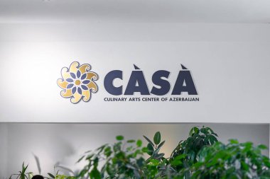Bakü, Azerbaycan-02 Ağustos 2024: Casa Aşçılık Merkezi 'nin logosunun sergilenmesi, ülkenin zengin aşçılık sektörünü ön plana çıkarıyor 