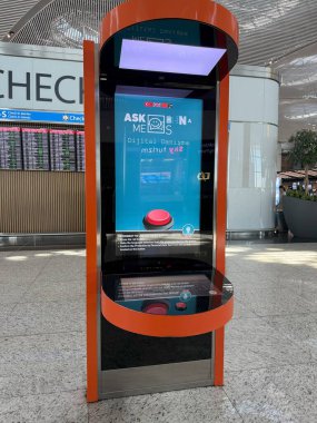 İstanbul Havaalanı IST, Türkiye - 26 Haziran 2025: Dokunmatik ekranlı ve dijital danışmanlık hizmeti sunan modern interaktif büfe, yoğun bir havaalanı terminalinde yolcu deneyiminin artırılması