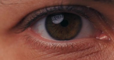 Kahverengi bir gözün karşıt makro videosu.